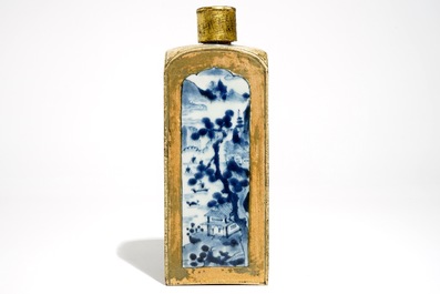 Een vierkante Japanse blauwwitte Arita fles met biscuit omlijsting, Edo, 17/18e eeuw