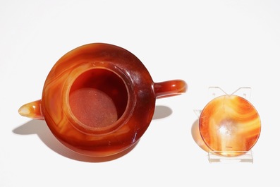A Chinese agate teapot with cover, 20th C.
