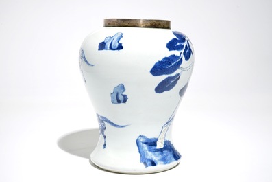 Een Chinese vaas met blauwwit en onderglazuur rood decor van paarden en zilveren montuur, Kangxi