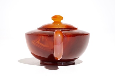 A Chinese agate teapot with cover, 20th C.