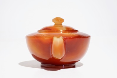 A Chinese agate teapot with cover, 20th C.