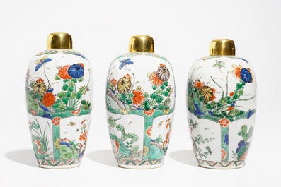 Drie Chinese famille verte potten met floraal decor en verguld metalen deksels, Kangxi