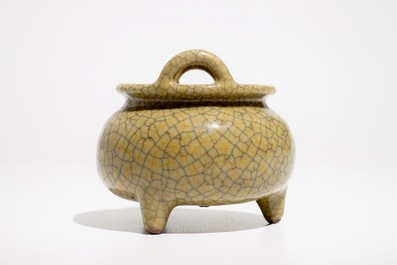 A Chinese crackle glaze tripod censer, 19/20th C.