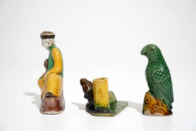 Twee Chinese verte biscuit wierookhouders en een model van een papegaaitje, Kangxi