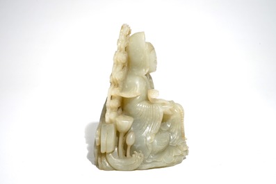 Un groupe en jade c&eacute;ladon sculpt&eacute; figurant une Guanyin avec un gar&ccedil;on, 19/20&egrave;me