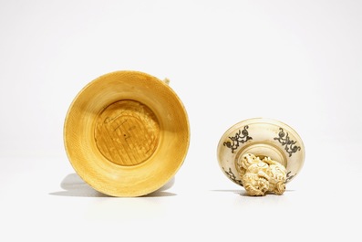 Un vase couvert en ivoire sculpt&eacute;, Chine, 2&egrave;me quart du 20&egrave;me