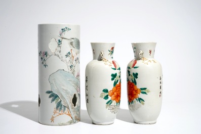 A Chinese famille rose rooster dish, a pair of vases and a qianjiang cai hat stand, 19/20th C.