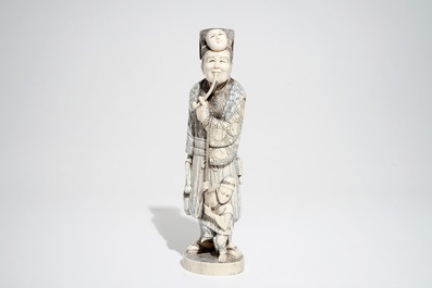 Un okimono en ivoire d'un fumeur de pipe, Japon, Meiji/Taisho, 19/20&egrave;me, sign&eacute;