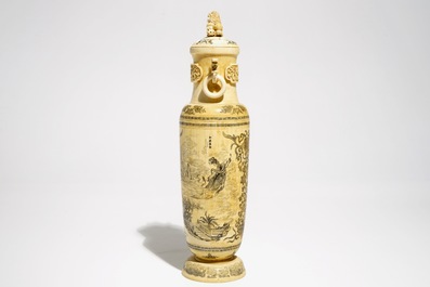 Een Chinese ivoren vaas met deksel, 2e kwart 20e eeuw