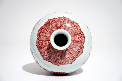 Un vase de forme meiping en porcelaine de Chine, marque de Qianlong, 20&egrave;me