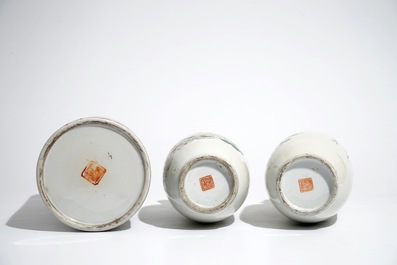 A Chinese famille rose rooster dish, a pair of vases and a qianjiang cai hat stand, 19/20th C.