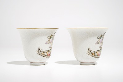 A pair of Chinese sgraffiato-ground famille rose cups, 19/20th C.