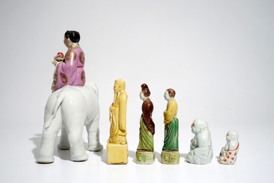 Zes diverse Chinese porseleinen beelden, w.o. een meisje op olifant, 19/20e eeuw