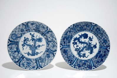 Une paire d'assiettes en porcelaine de Chine bleu et blanc, deux vases et une main de bouddha en blanc de Chine, 19/20&egrave;me