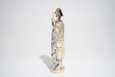 Un okimono en ivoire d'un fumeur de pipe, Japon, Meiji/Taisho, 19/20&egrave;me, sign&eacute;