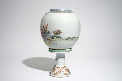 Une lanterne en porcelaine de Chine coquille d'oeuf famille rose, R&eacute;publique, 20&egrave;me