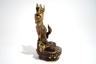 Een Sino-Tibetaans bronzen model van Manjusri met inlegwerk van turkoois en koraal, 19/20e eeuw