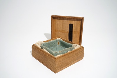 Een vierkante Chinese ge-type craquel&eacute; glazuur penselenwasser, Qianlong merk, 19/20e eeuw
