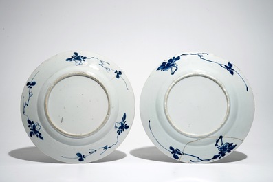 Une paire d'assiettes en porcelaine de Chine bleu et blanc, deux vases et une main de bouddha en blanc de Chine, 19/20&egrave;me