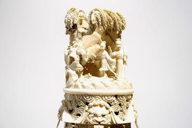 Un grand br&ucirc;le parfum en ivoire sculpt&eacute; sur socle en bois, Chine, d&eacute;but du 20&egrave;me