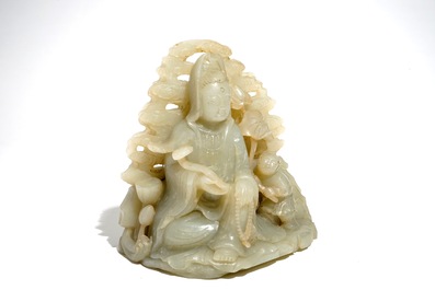 Un groupe en jade c&eacute;ladon sculpt&eacute; figurant une Guanyin avec un gar&ccedil;on, 19/20&egrave;me