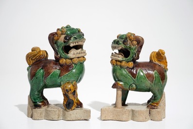 Une paire de mod&egrave;les de lions bouddhistes en biscuit famille verte, Kangxi
