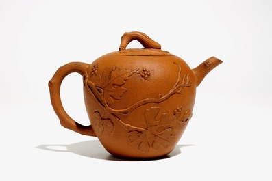 Een Chinese Yixing theepot met druivenranken in reli&euml;f, Kangxi