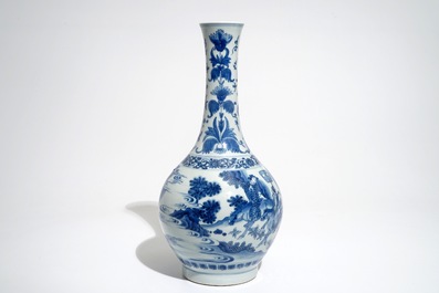 Un vase de forme bouteille en porcelaine de Chine bleu et blanc, &eacute;poque Transition