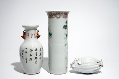 A pair of Chinese blue and white plates, two vases and a blanc de Chine Buddha's hand, 19/20th C.