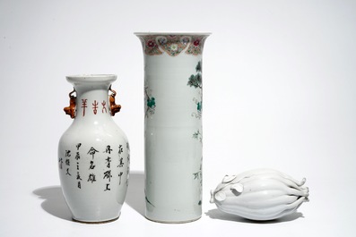 Une paire d'assiettes en porcelaine de Chine bleu et blanc, deux vases et une main de bouddha en blanc de Chine, 19/20&egrave;me