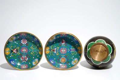 Un vase de forme double gourde et une bo&icirc;te couverte en cloisonn&eacute; et jade, Chine, 19/20&egrave;me