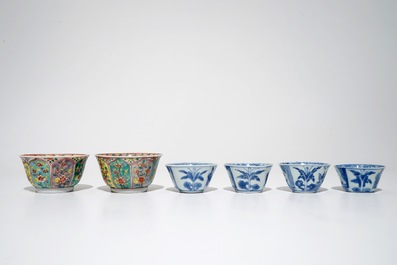 Een paar Chinese famille verte koppen en schotels en vier blauwwitte koppen, Kangxi