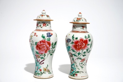 Une paire de vases couverts et quatre coupes en porcelaine de Chine famille rose, Yongzheng/Qianlong