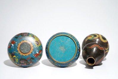 Een Chinese cloisonn&eacute; kalebasvaas en een ronde dekseldoos met jade, 19/20e eeuw