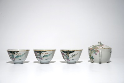 Une th&eacute;i&egrave;re en porcelaine de Chine qianjiang cai et trois tasses en famille rose, 19&egrave;me