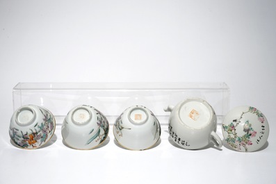 A Chinese qianjiang cai teapot and three famille rose cups, 19th C