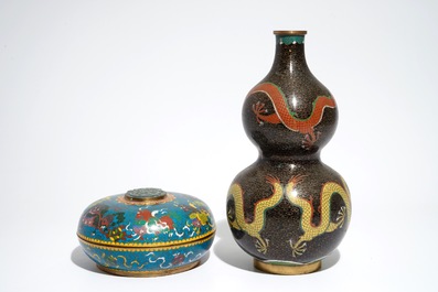 A Chinese cloisonn&eacute; double gourd vase and a round covered box with jade, 19/20th C.