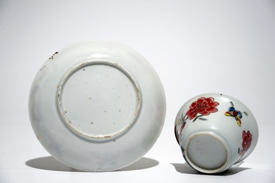 Un grand plat et une tasse et soucoupe aux coqs, Qianlong et une paire de vases famille rose de Canton, 19&egrave;me