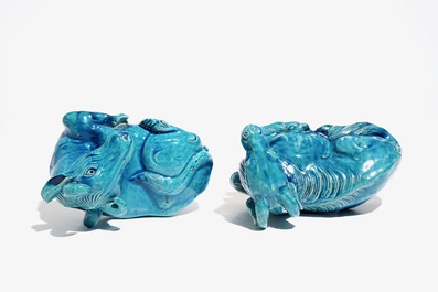 Twee Chinese turquoise geglazuurde figuren van een koe en een geit, Jiaqing