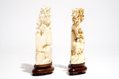 Deux groupes en ivoire sculpt&eacute; sur socle en bois, 2&egrave;me quart du 20&egrave;me