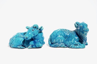 Twee Chinese turquoise geglazuurde figuren van een koe en een geit, Jiaqing