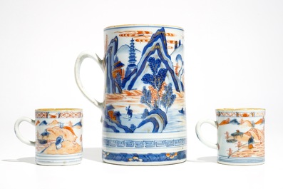 Une grande chope et une paire de petites en porcelaine de Chine de style Imari, Kangxi
