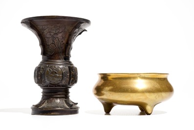 Un br&ucirc;le-parfum tripod, marque de Xuande, et un vase archaistique de forme gu, 19/20&egrave;me
