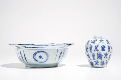 Un bol de type klapmuts d'&eacute;poque Wanli et un petit vase globulaire, 19&egrave;me, en porcelaine de Chine bleu et blanc