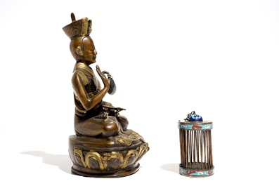Un mod&egrave;le d'un Bouddha assis en bronze et un cage en cloisonn&eacute;, 19/20&egrave;me