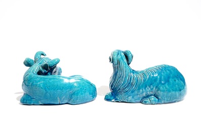 Twee Chinese turquoise geglazuurde figuren van een koe en een geit, Jiaqing