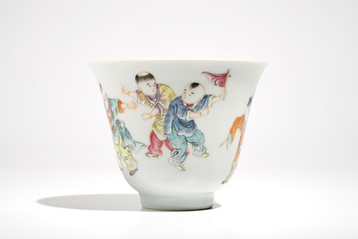 Une tasse &agrave; vin en porcelaine de Chine famille rose aux enfants jouants, R&eacute;publique, 20&egrave;me
