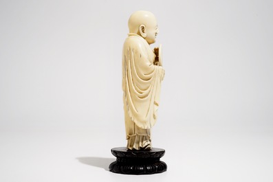 Un mod&egrave;le de Bouddha en ivoire sculpt&eacute;, sur socle en forme de lotus, Chine, 19&egrave;me