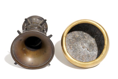 Een Chinese bronzen wierookbrander met Xuande merk en een archa&iuml;sche bronzen gu vaas, 19e/20e eeuw