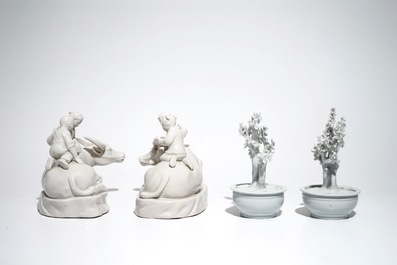 Une paire d'arbres et une paire de buffles aux enfants en porcelaine blanc de Chine de Dehua, Kangxi et 20&egrave;me